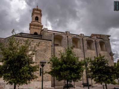 Usciamo dalla chiesa matrice fiancheggiandone il lato sinistro, quello che insiste su piazza Papa Leone XIII